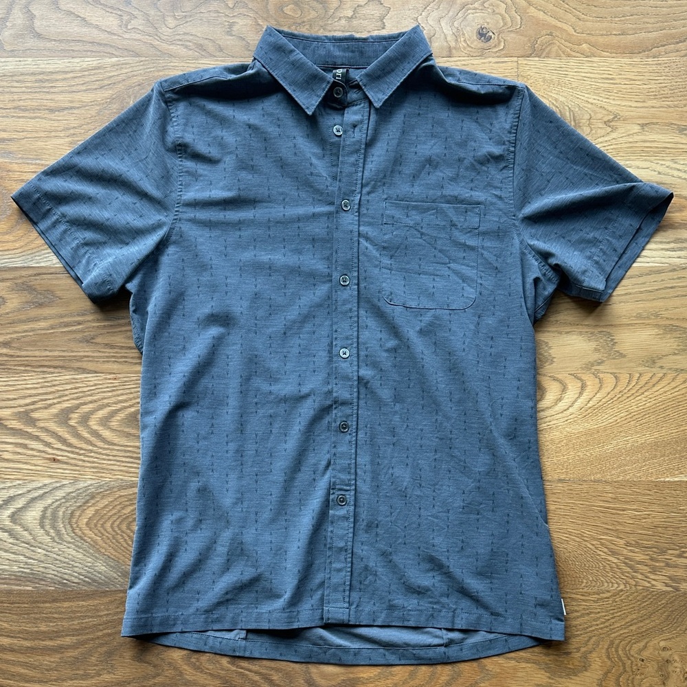 Vuori Men's Grey Short Sleeve Shirt